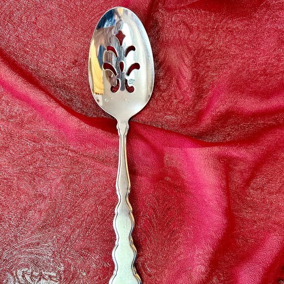 Distinction Deluxe Stainless by Oneida HH Valerie Pierced Serving Spoon - Picture 1 of 5